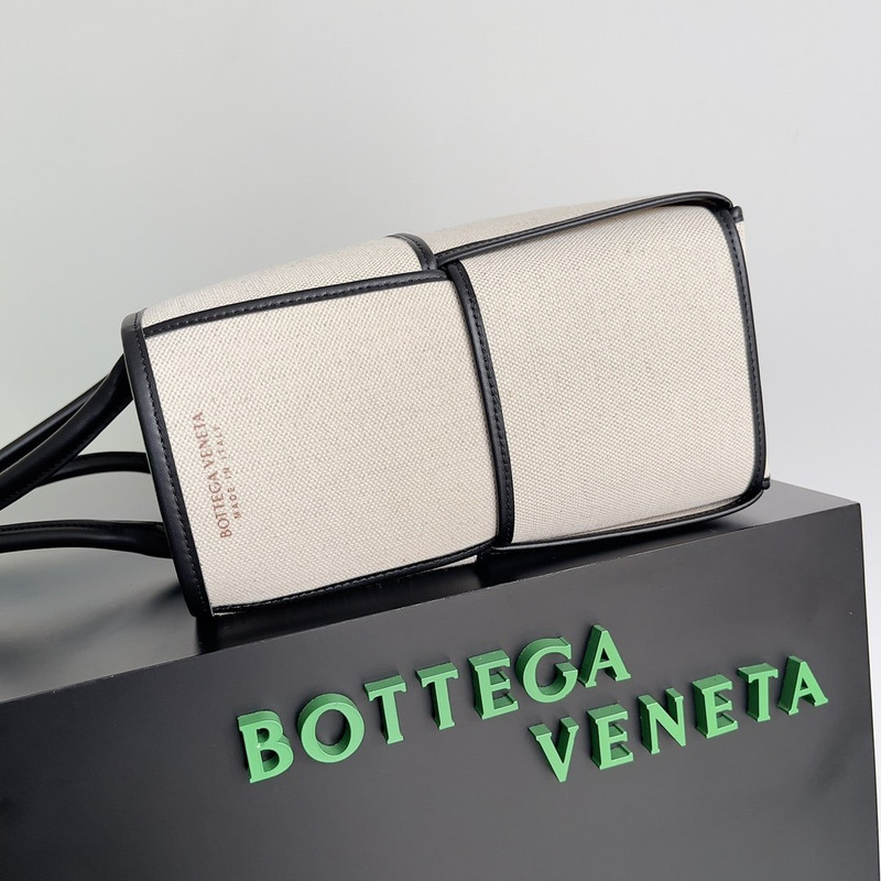 Bo*te*ga ve*ne*ta arco tote beige