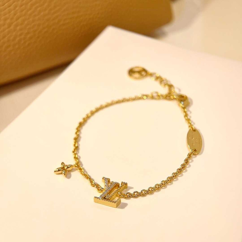 l**is V*t*n lv iconic enamel bracelet