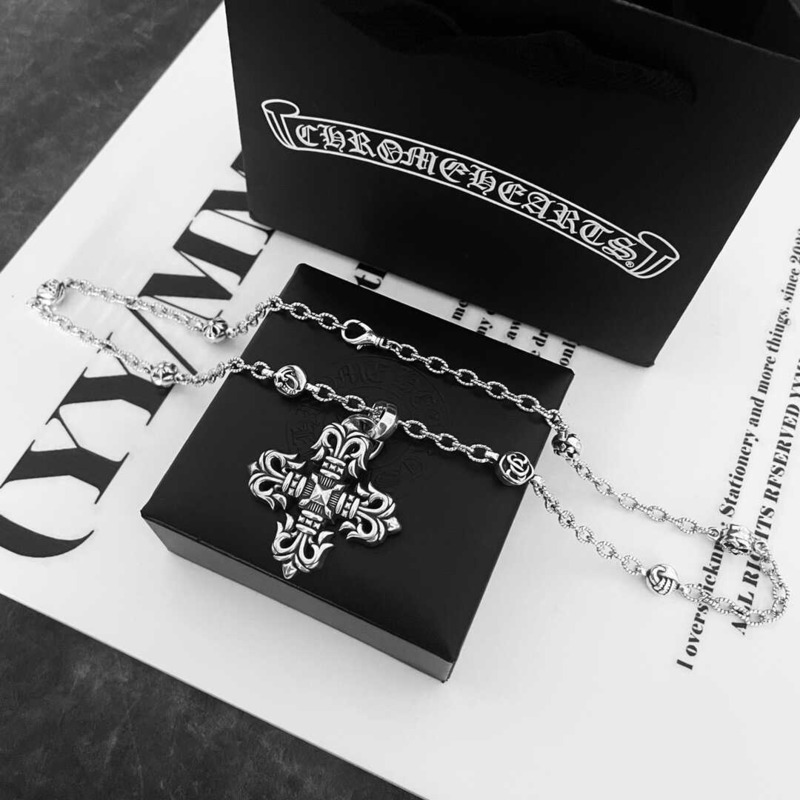 Ch*0me heart short cross necklace