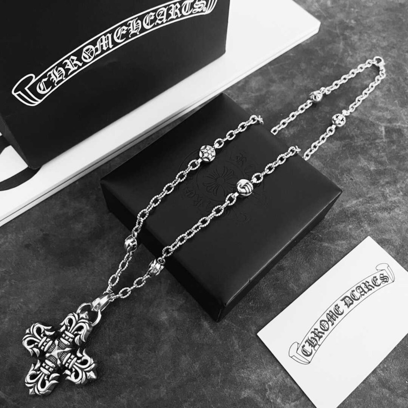 Ch*0me heart short cross necklace