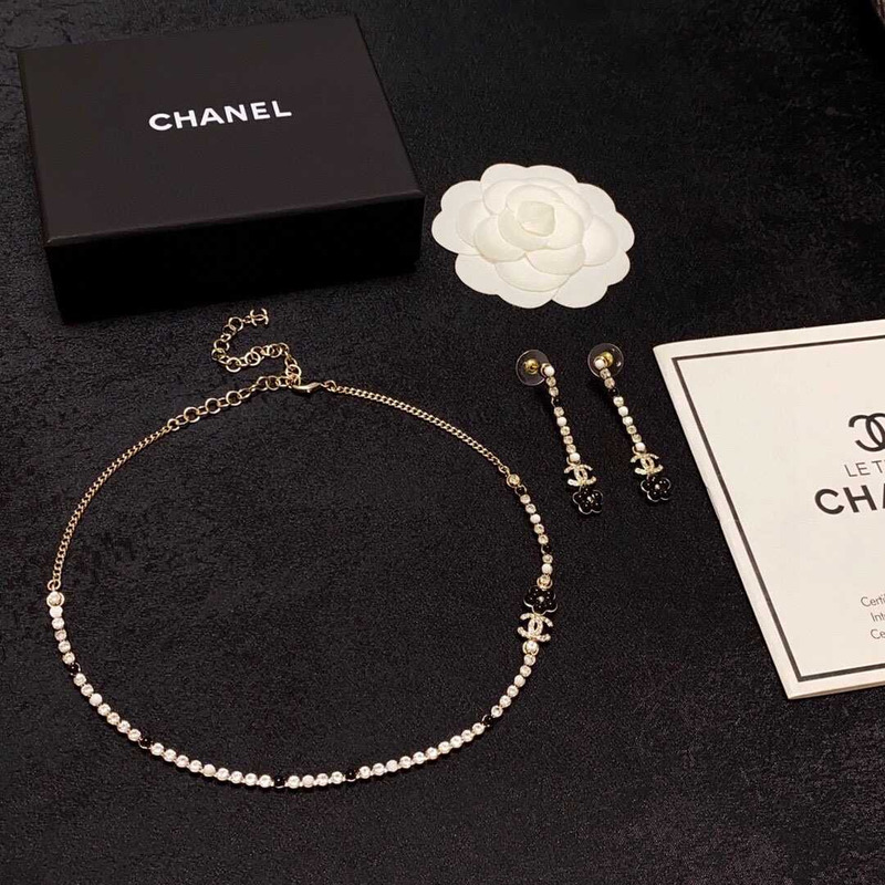 ch*el colored Di*m*nd necklace