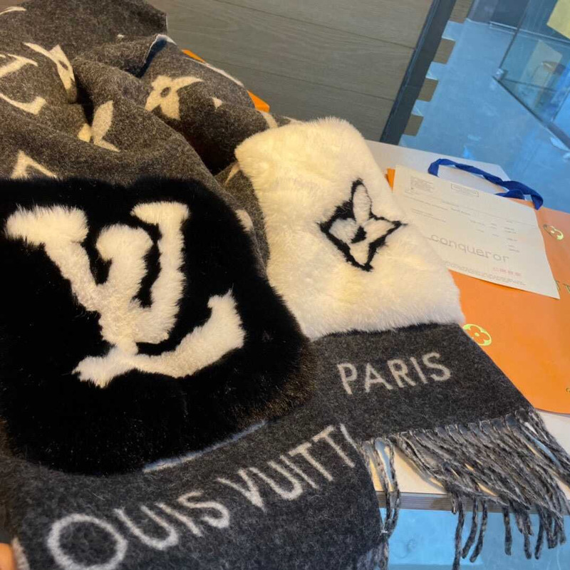 l**is V*t*n cotton scarf grey