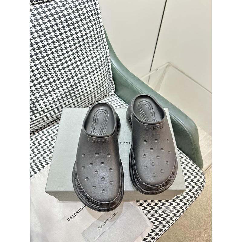 ba*len*cia*ga Cr*0*s mule in black