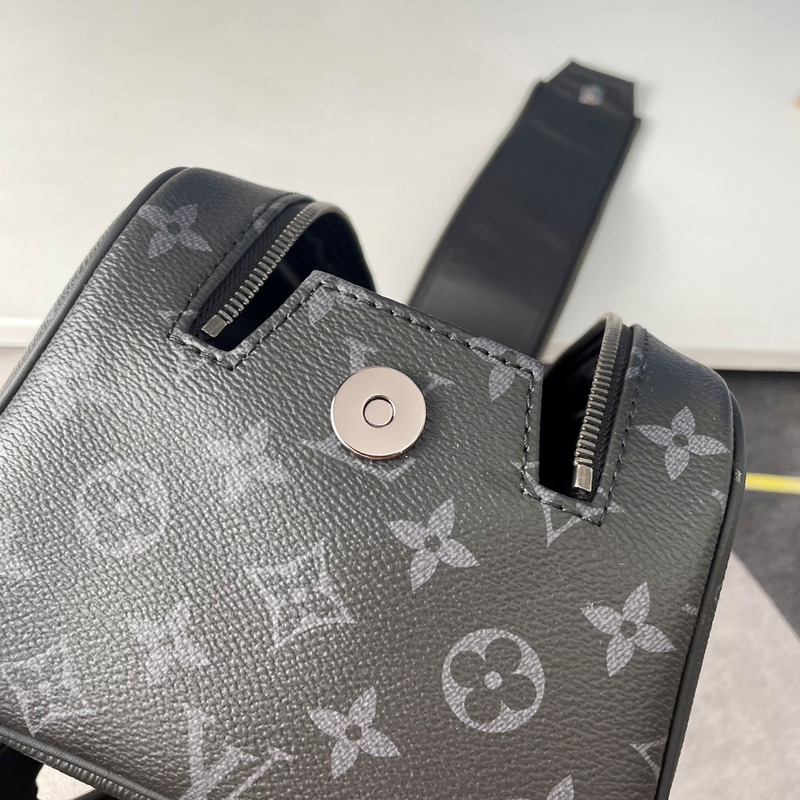 l**is V*t*n dopp kit toiletry bag