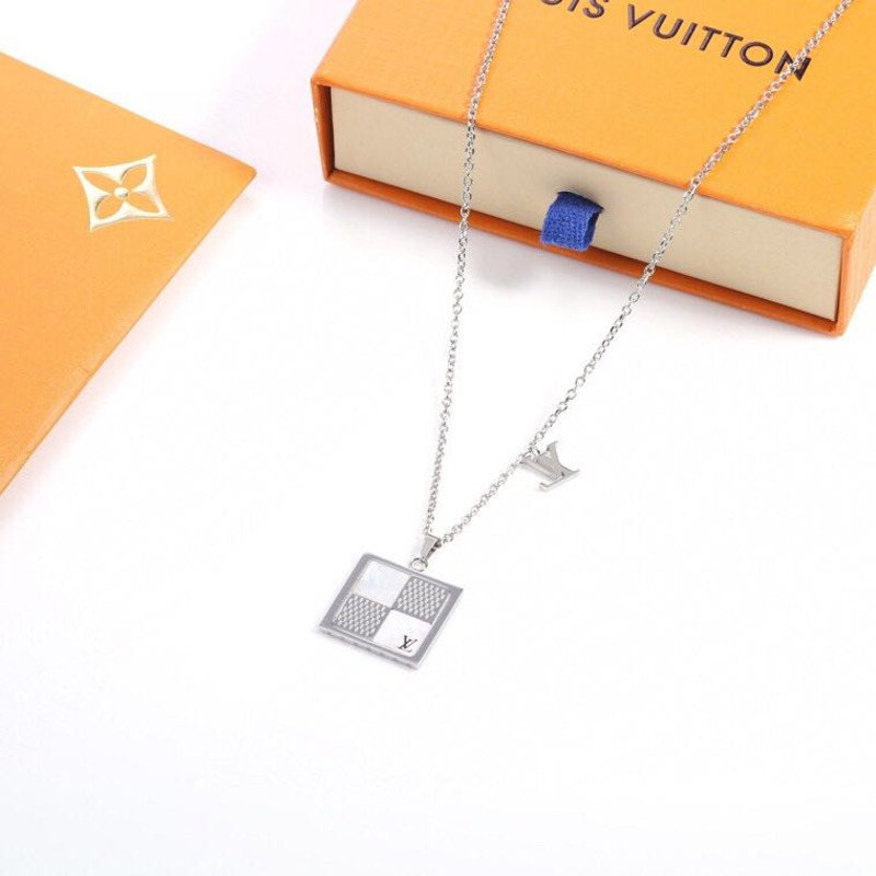 dandy l**is V*t*n necklace